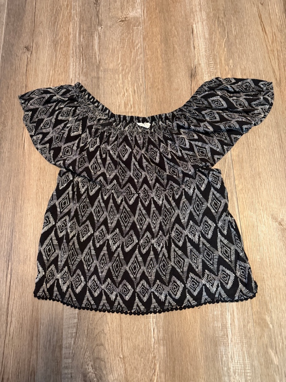 Aeropostale Black & White Off-Shoulder Aztec Print Top